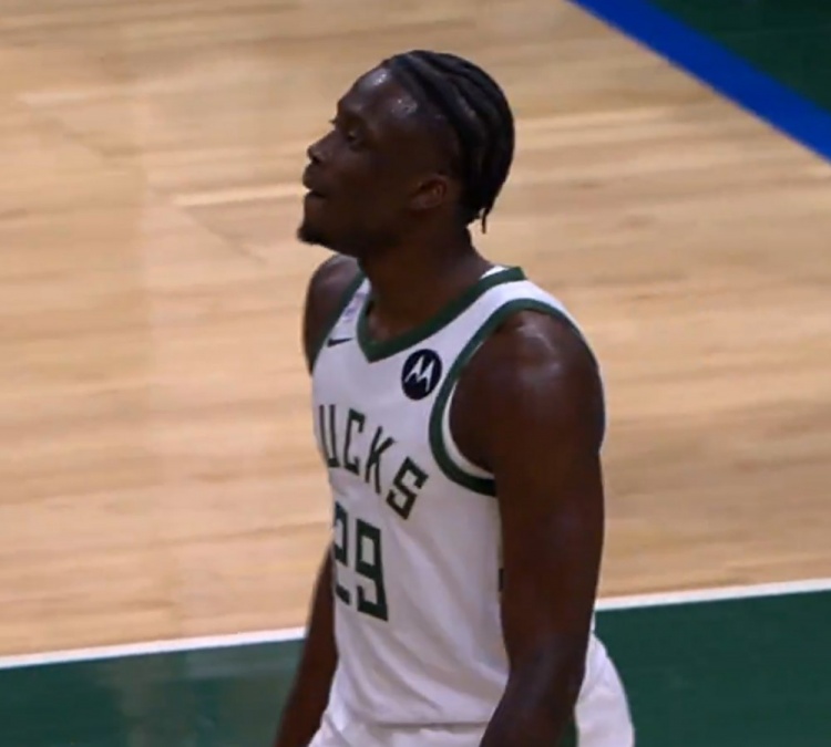 九游娱乐-字母弟雄鹿首秀！老里：字母哥抓着我手 说自己很紧张&amp;手都出汗了